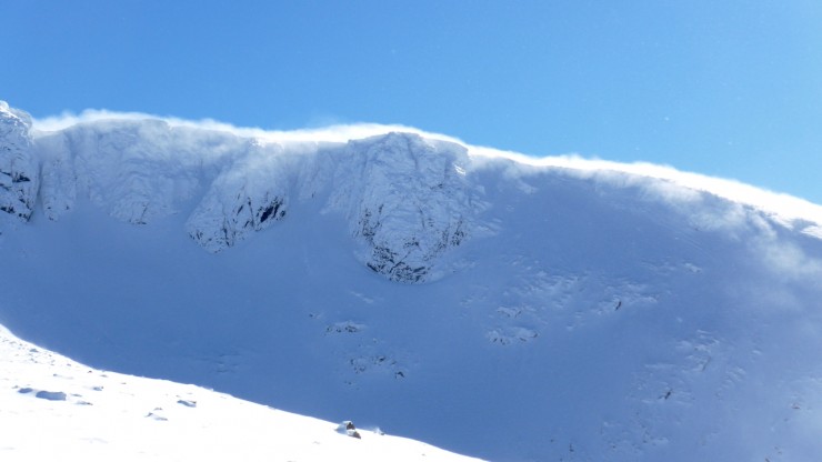 Strengthening Southerly winds with drifting into Coire an Lochain
