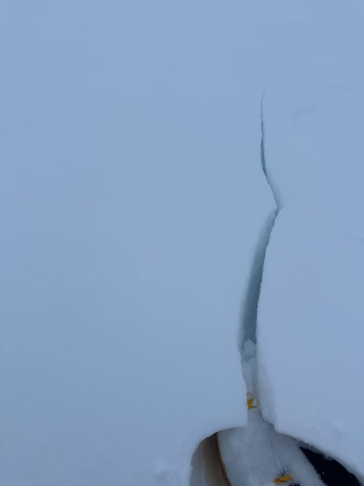 A crack in windslab at 1000m - an obvious indicator of instability. In this case a lower density weak layer below soft (but cohesive windslab).